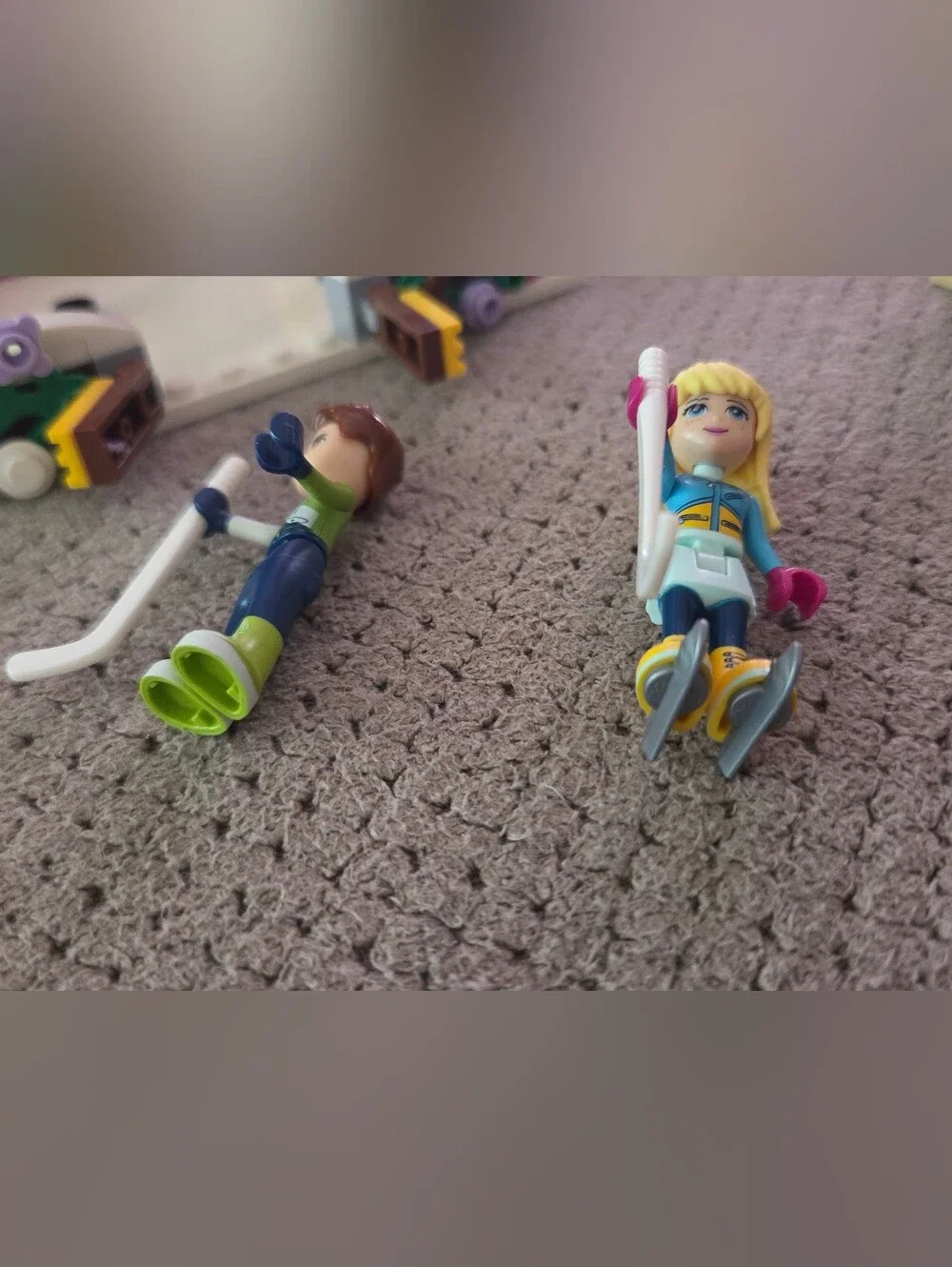 LEGO Friends Snow Resort Ice Rink 97% complete includes mini figures, instructio